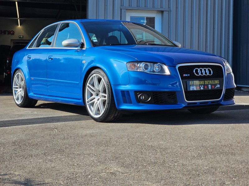 AUDI RS4 : décontamination, polissage et pose d'une cire de protection