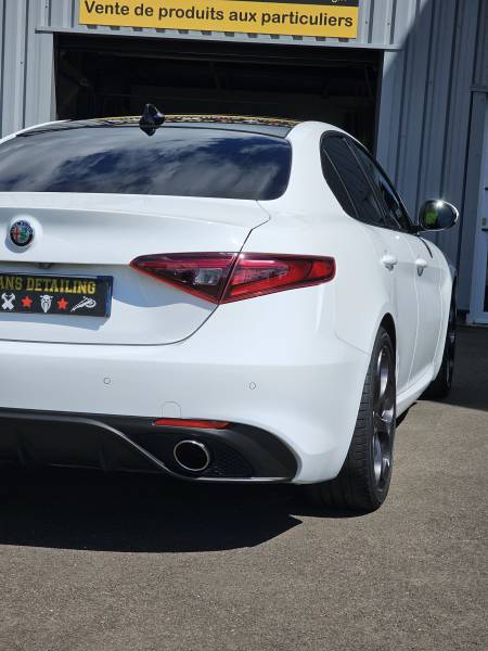 Alfa Romeo Giulia : polissage et traitement céramique GTECHNIQ Crystal Serum Light