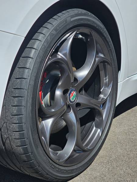 Alfa Romeo Giulia : polissage et traitement céramique GTECHNIQ Crystal Serum Light