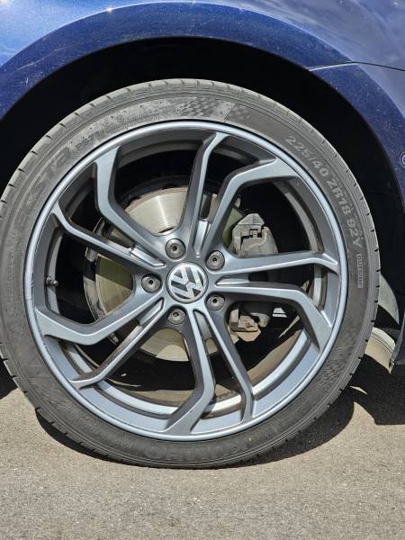 Protection jantes alloygator sur une golf dans notre atelier proche de Strasbourg