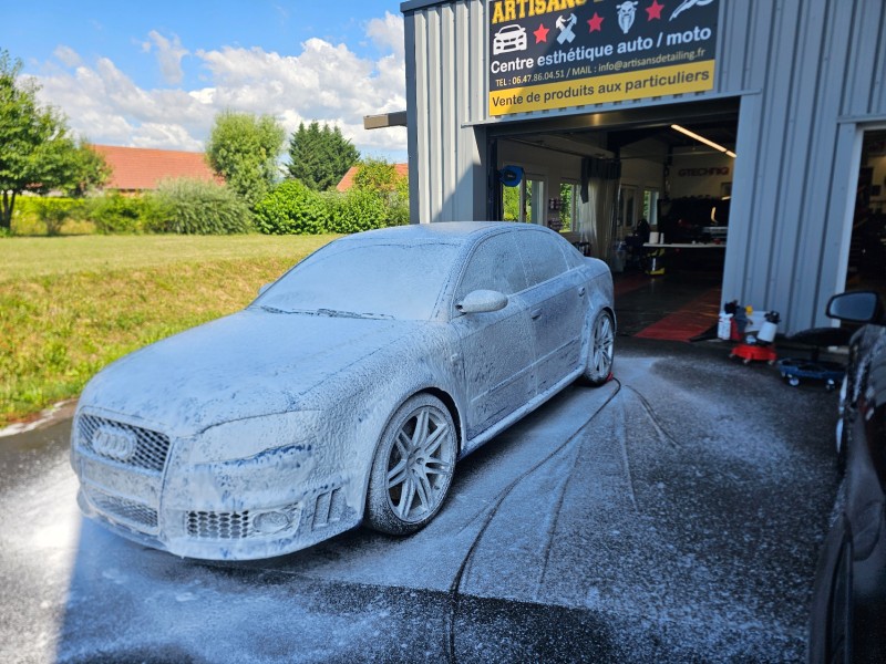 AUDI RS4 : décontamination, polissage et pose d'une cire de protection