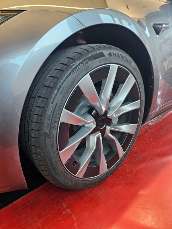 Protéger les jantes de sa Tesla Model 3, une seule solution : Alloygator