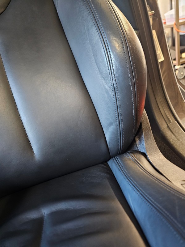 Polissage, traitement céramique et réparation cuir sur ce Peugeot RCZ près de Colmar