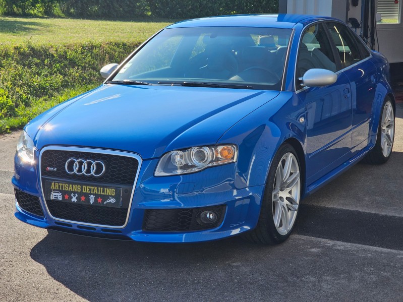 AUDI RS4 : décontamination, polissage et pose d'une cire de protection