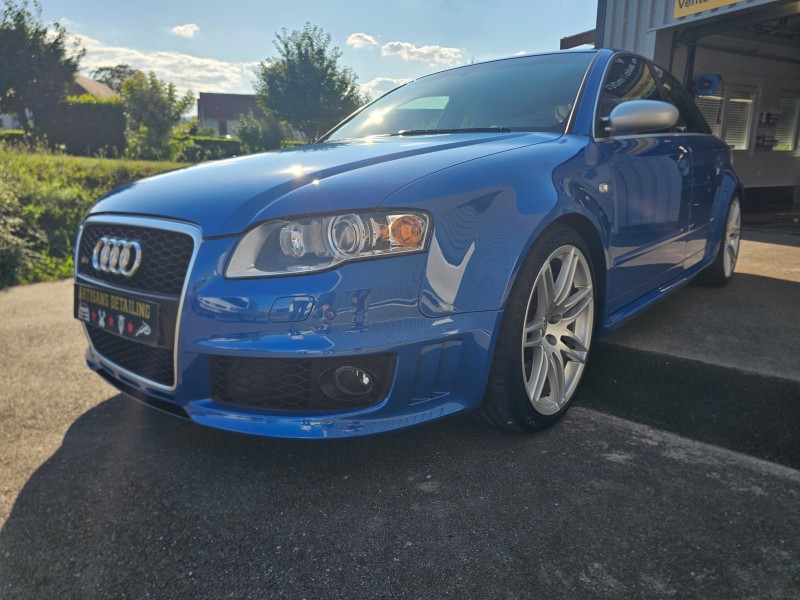AUDI RS4 : décontamination, polissage et pose d'une cire de protection