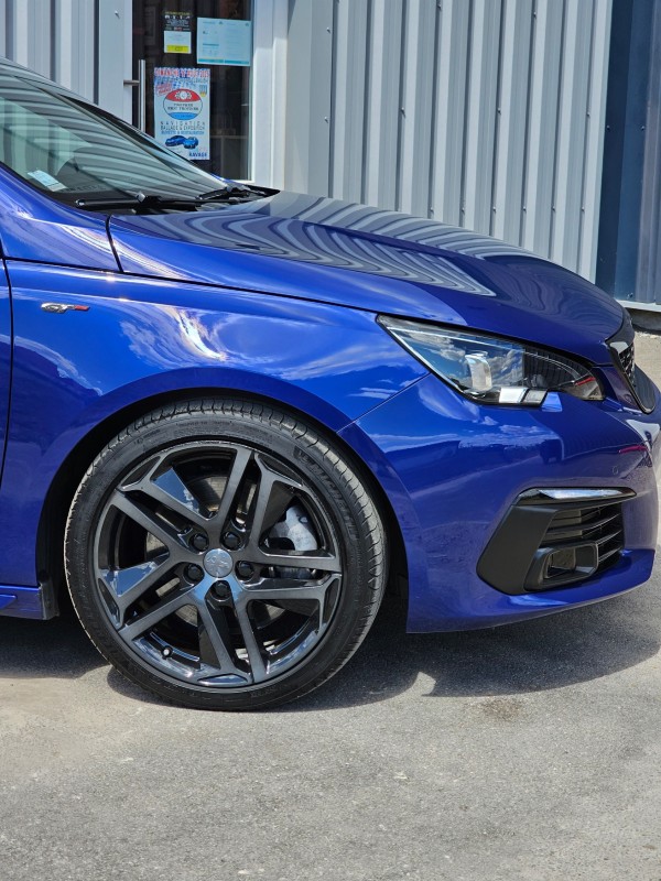 Polissage et traitement céramique sur Peugeot 308 bleu magnetic à Epfig 67