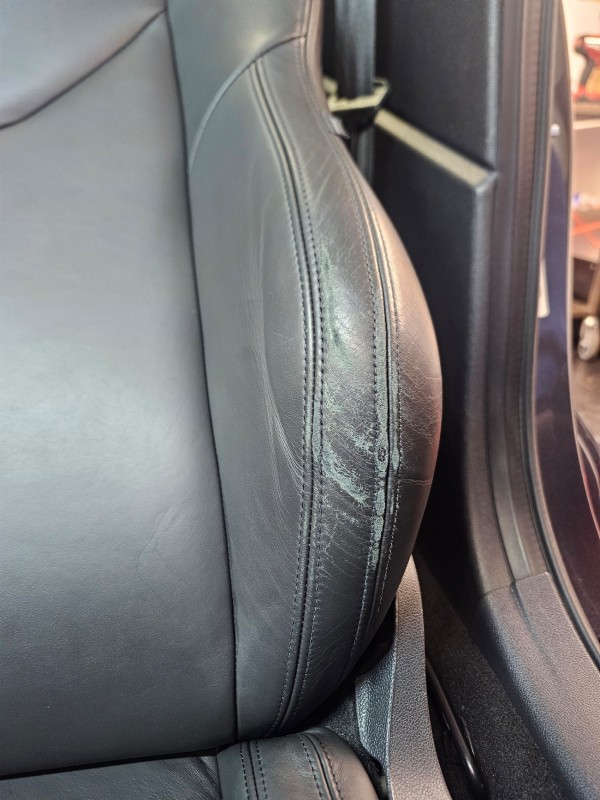 Polissage, traitement céramique et réparation cuir sur ce Peugeot RCZ près de Colmar