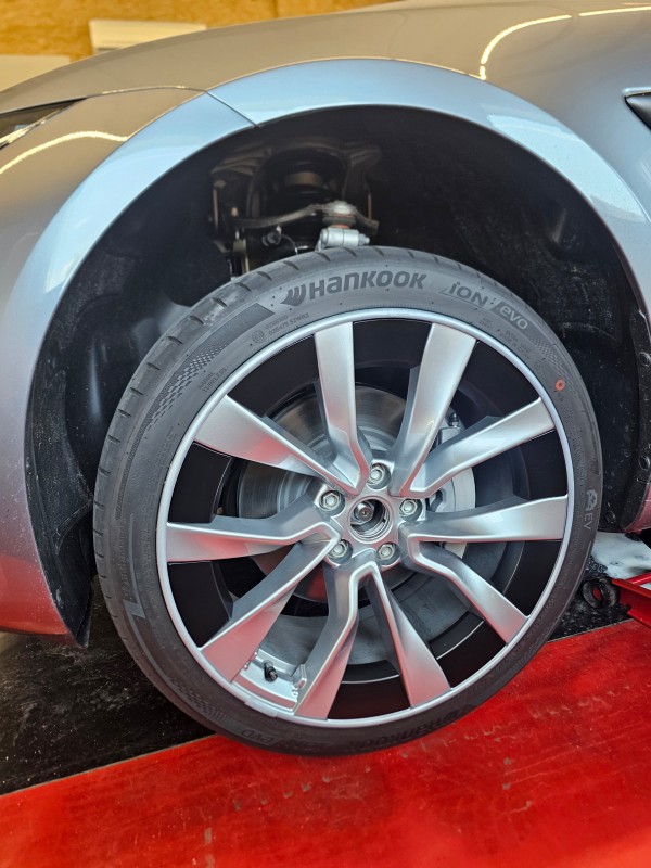 Protéger les jantes de sa Tesla Model 3, une seule solution : Alloygator