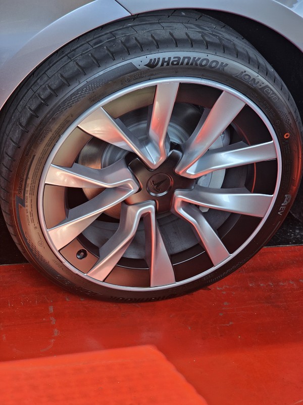 Protéger les jantes de sa Tesla Model 3, une seule solution : Alloygator