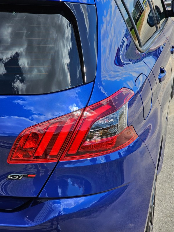 Polissage et traitement céramique sur Peugeot 308 bleu magnetic à Epfig 67