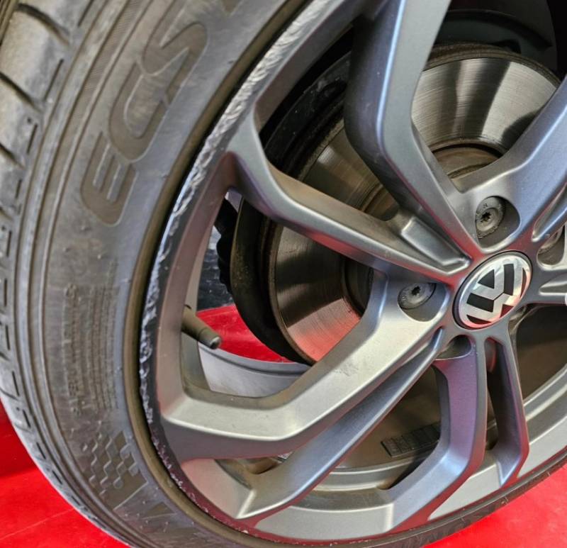 Protection jantes alloygator sur une golf dans notre atelier proche de Strasbourg