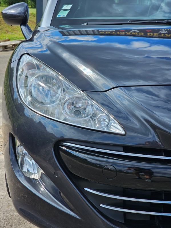 Polissage, traitement céramique et réparation cuir sur ce Peugeot RCZ près de Colmar