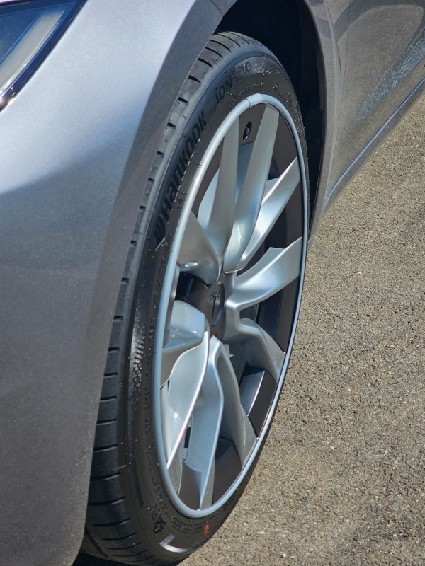 Protéger les jantes de sa Tesla Model 3, une seule solution : Alloygator