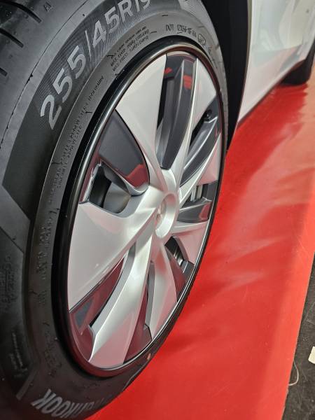 protections jantes alloygator sur tesla model y avec enjoliveurs à Epfig 67