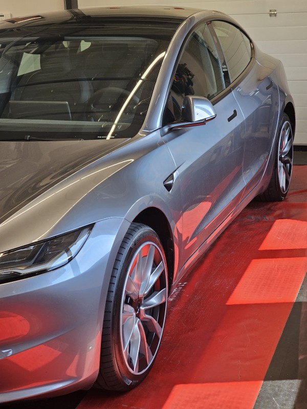 Protéger les jantes de sa Tesla Model 3, une seule solution : Alloygator