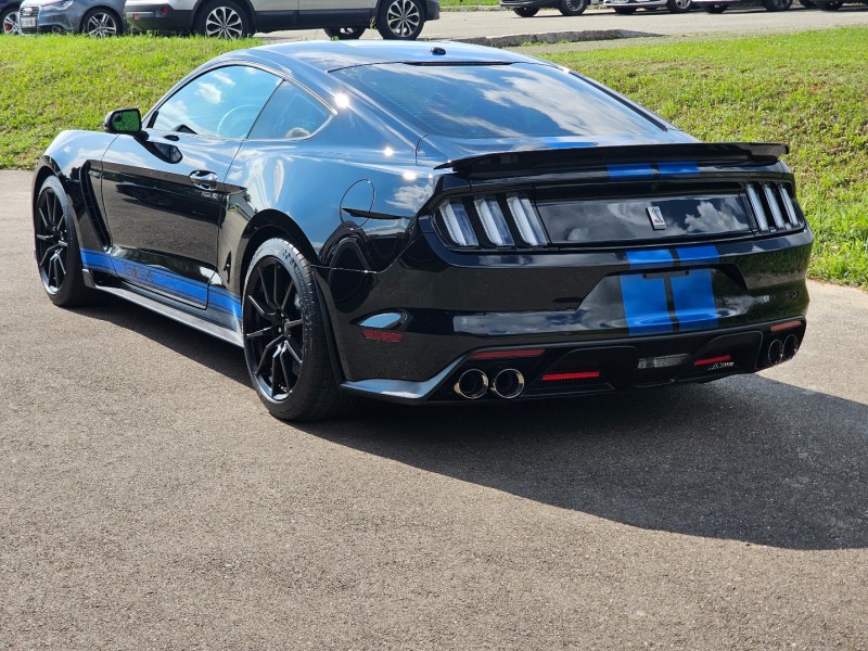 Polissage et traitement céramique sur cette Mustang Shelby GT350