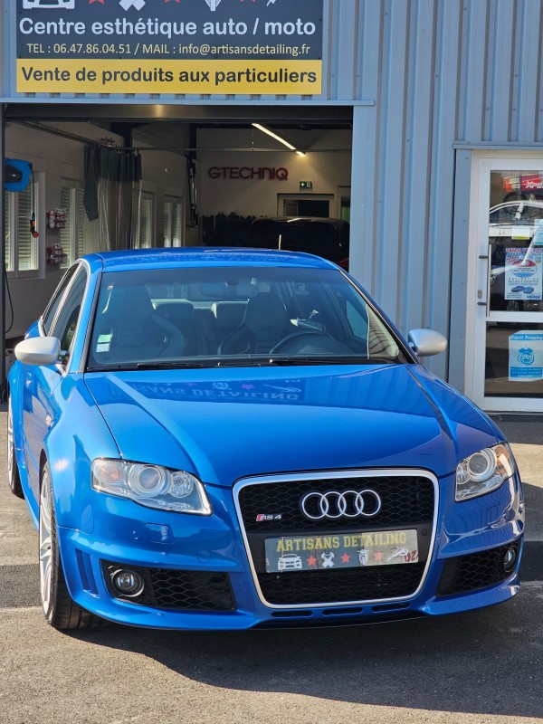 AUDI RS4 : décontamination, polissage et pose d'une cire de protection