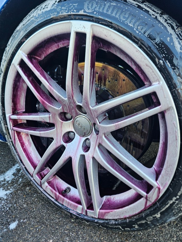 AUDI RS4 : décontamination, polissage et pose d'une cire de protection