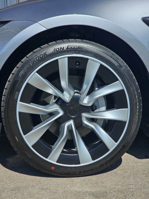 Protéger les jantes de sa Tesla Model 3, une seule solution : Alloygator