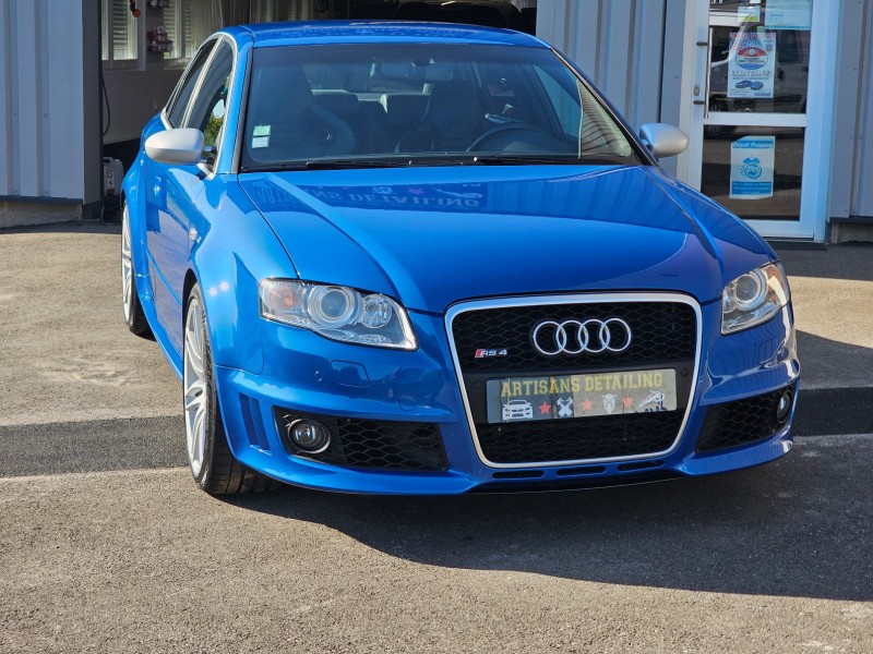 AUDI RS4 : décontamination, polissage et pose d'une cire de protection