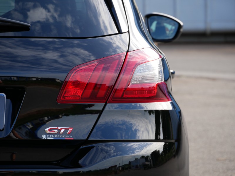 Polissage et traitement céramique sur Peugeot 308GTI noir proche Obernai 67