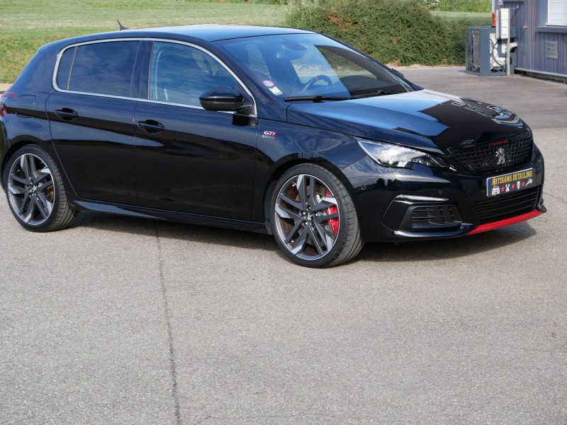 Polissage et traitement céramique sur Peugeot 308GTI noir proche Obernai 67