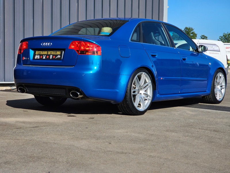 AUDI RS4 : décontamination, polissage et pose d'une cire de protection