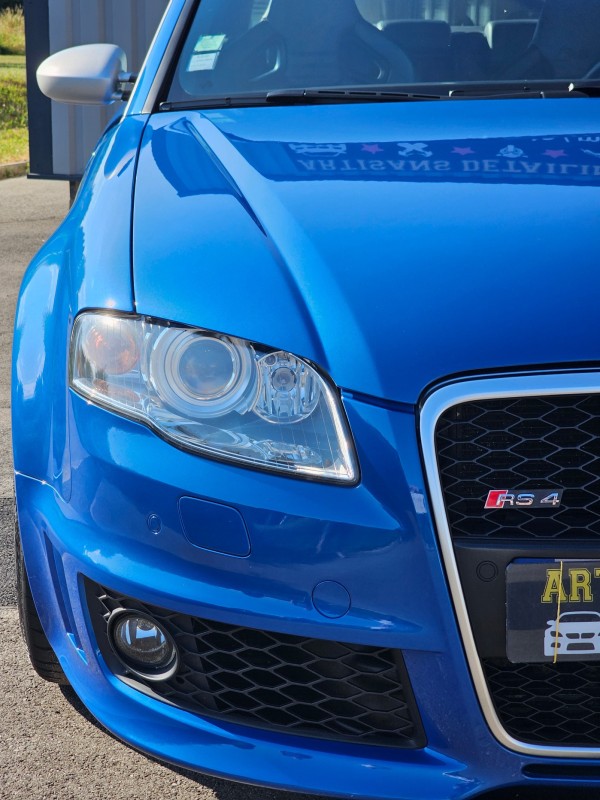 AUDI RS4 : décontamination, polissage et pose d'une cire de protection