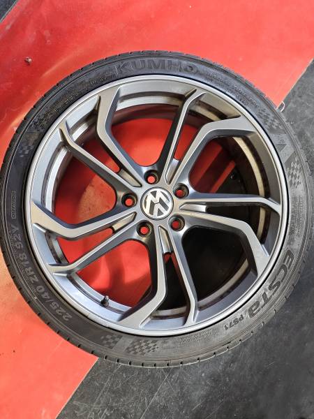 Protection jantes alloygator sur une golf dans notre atelier proche de Strasbourg